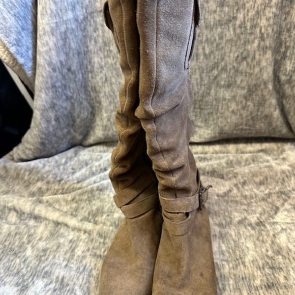 BCBG Generation Size 6.5 tan suede high boots - Picture 2 of 7